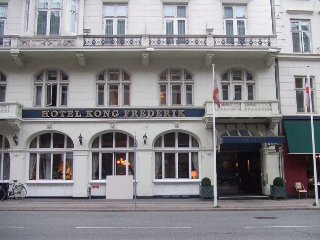 ということで、本日より3泊するホテルはこちら。<br />ホテルコングフレデリック（約\14,000/泊）<br />市庁舎からすぐ、交通の便は良い。<br />ロビーほか1階は趣のある雰囲気。<br />
