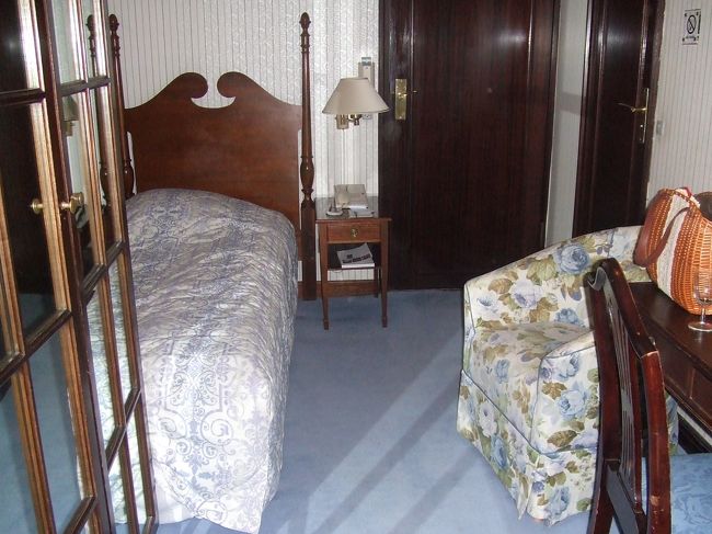 部屋ははっきり言って狭く、<br />アメニティ関係もほとんどない。<br />日本のビジネスホテルの倍の金額でこれか、と思えど<br />そういうもんだろうと覚悟はしていたので<br />それなりに快適に過ごせた。<br /><br />部屋の前が大通りで交通量も多く、<br />市庁舎前広場が遅くまでにぎやかなので<br />耳栓を使用して寝てた。<br />特になくても大丈夫だとは思うけど、<br />人によってはうるさいと感じるかも。