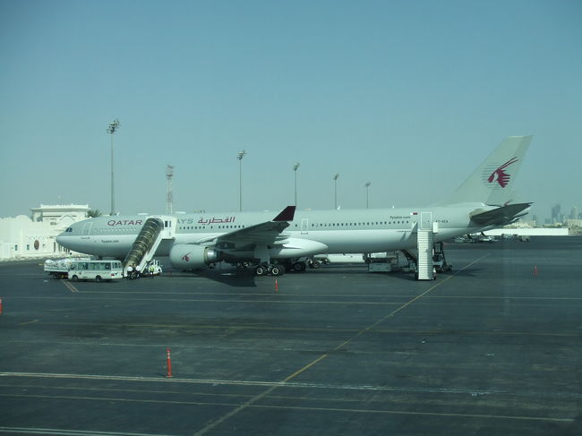 9月15日(金)<br /><br />ドーハ空港での写真です。<br /><br />ドーハ空港で8時間弱、乗り換え待ちをしました。<br /><br />こじんまりとした空港だったので<br />見ることも、やることもなく、<br />とてつもなくヒマを持て余していました。。。