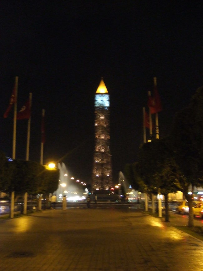 超ブレていますが、<br />メインストリートにある時計塔の写真です。