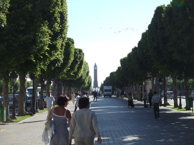 9月16日(土）<br /><br />今日はチュニス市内観光をします。<br /><br />チュニス市街のメインストリートにはカフェやショップが立ち並び、想像していたイスラム世界とは違って、西洋にいるような感じがしました。<br /><br />ほとんどの場所でフランス語が通じましたし、<br />フランス保護領時代の影響がかなり強いようです。
