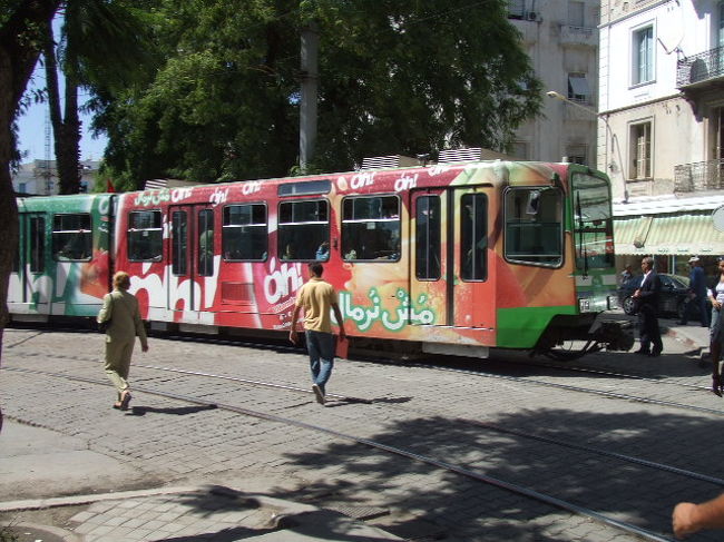 チュニスにはトラムも走っていました。