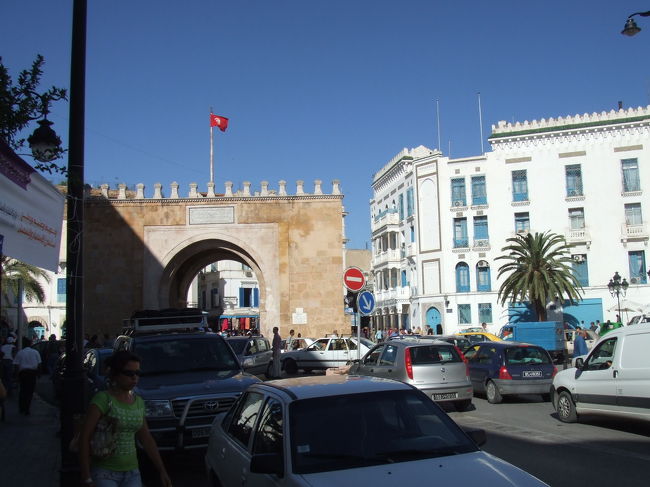 世界遺産にもなっているメディナへと行くことにしました。<br /><br />写真は入口にあるフランス門です。