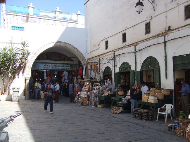 メディナ内部の写真です。<br /><br />写真はそうでもないですが、<br />メディナ内部はもっと雑多な世界が広がっていて、<br />アラブの世界に来たことを実感させてくれました。