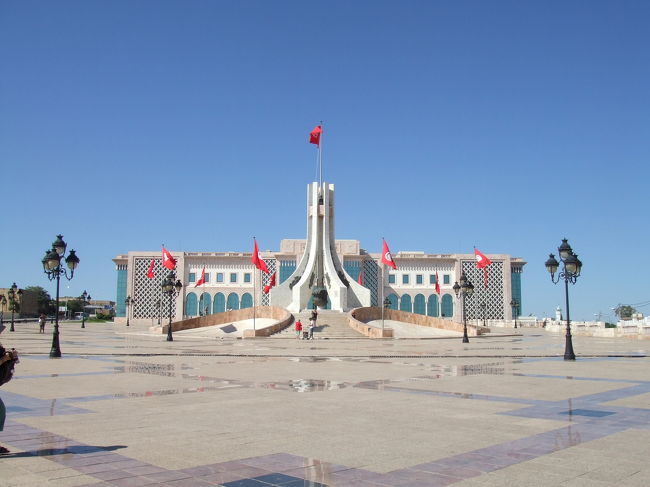 カスパ広場の写真です。<br /><br />奥にある建物は…。