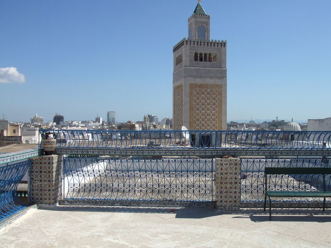 絨毯を売っているおじさんに、<br />「モスクが見えるよ！」<br />と声をかけられ、半信半疑でおじさんの家に入ってみました。<br /><br />テラスからはモスクを含めたメディナが一望でき、<br />青を基調とした手すりも美しかった。