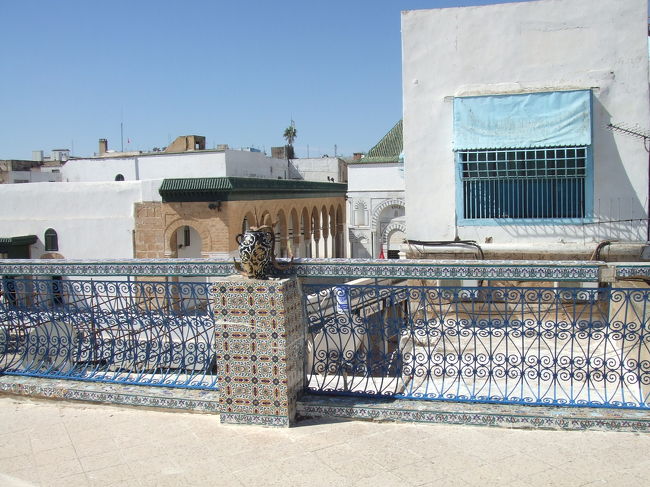 青と白の対比が美しい…。<br /><br />若干のチップでこんないい景色が見れたので、<br />一見の価値があったと思います。