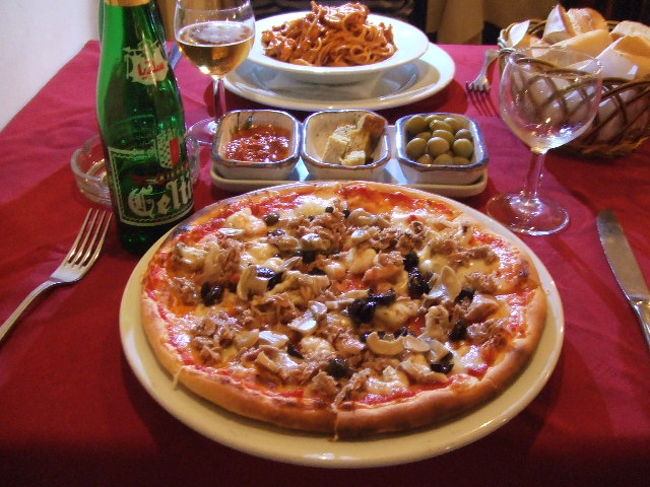 夜は、Le Grillという店に行きました。<br /><br />明日は、カルタゴとシディ・ブ・サイドを観光します。