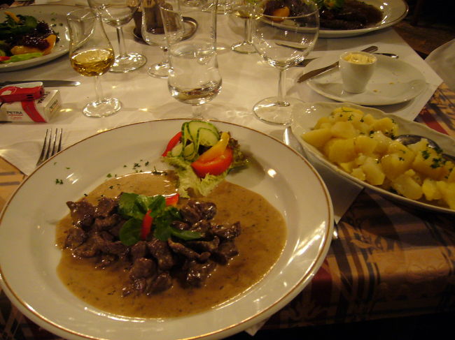 案内してくれた地元の人行き着けのRestaurant Myslivnaでスタミナディナー。