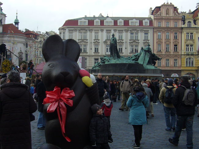 巨大なイースターバニーとそれに圧倒されている（？）銅像。