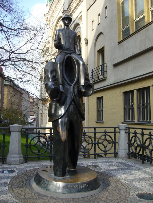 チェコの誇るフランツ・カフカの像。