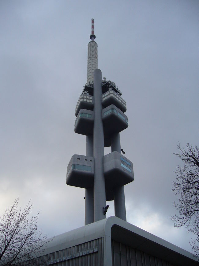 プラハのＴＶタワー。高さは２１６Ｍあって、上のレストランで素晴らしい眺めを見ながらご飯を食べました。だんだん夜景になってきてそれはそれは美しい・・・　