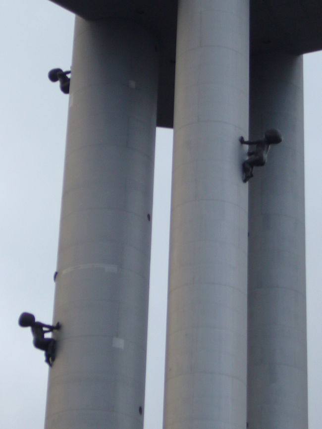 でも良く見るとタワーの下のほうにはいくつかのベビーがはいはいしてのぼっています。という現代アートとでもいうべきものか。。