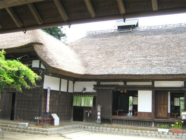 茅葺き屋根 陳列棚の飾り 稲家屋根