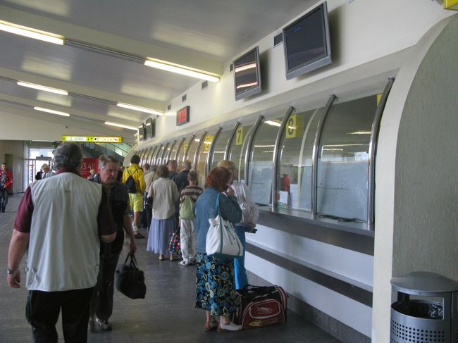 　昨日のリガの見学の際にバスの時刻を調べておいて，850にバスターミナルに着く．ホテルから歩いて4分ぐらい，地下道などには飲食スタンドが立ち並ぶ．リガの旧市内の半分程度の値段だ．0910発のSigulda行きのバスの切符を買う．なんと1Ls.240円だ．リトアニアでもそうだったが，社会主義時代の名残で公共交通機関はばかみたいにやすい．座席は指定されるが，リトアニアと同じで誰もそこには座っていない．