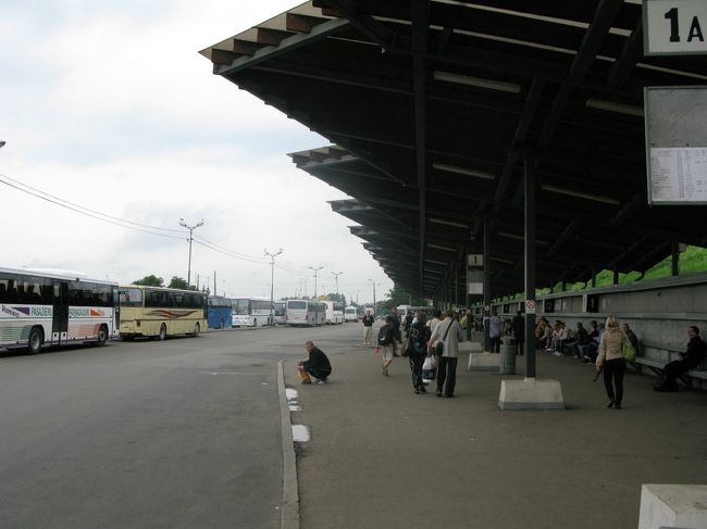 バスターミナルの雰囲気もリトアニアに似ているが，Vilniusのターミナルの方が近代的でお店もたくさんあった．