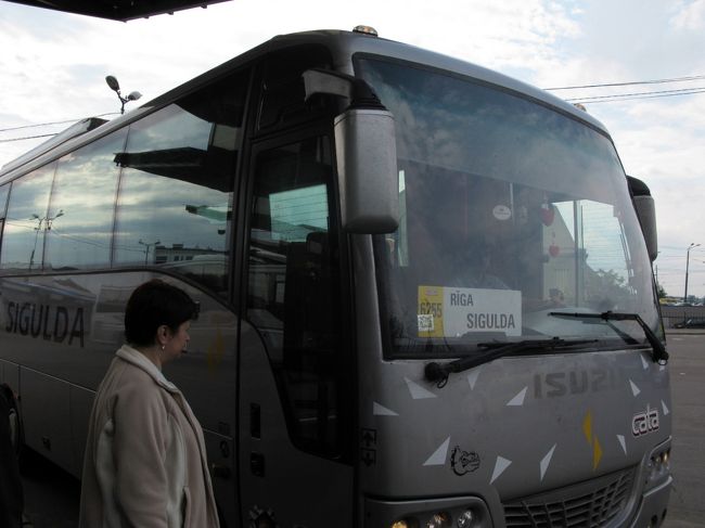 乗車．観光客は4-5人，あと10人弱は地元の人と思われる．バスは1/3くらいうまった．ミニバスではないが少し小さなバス．