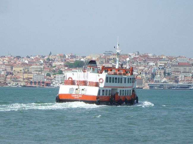 カイス・ド・ソドレから船で<br />リスボン対岸のカシーリャスに渡りました。