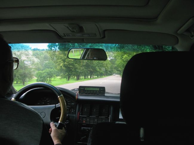 タクシーが２台手持無沙汰そうにまっていた．メーターで走ったが4Lsかかった．ガイドには2Lsとかいてあったが，メーター走行だけれどすこしぼられたかな．．ひとり旅の日本人のタクシー利用は格好のかもとは思うが．．．英語が全く話せない運転手だったが一生懸命周辺を案内してくれた．