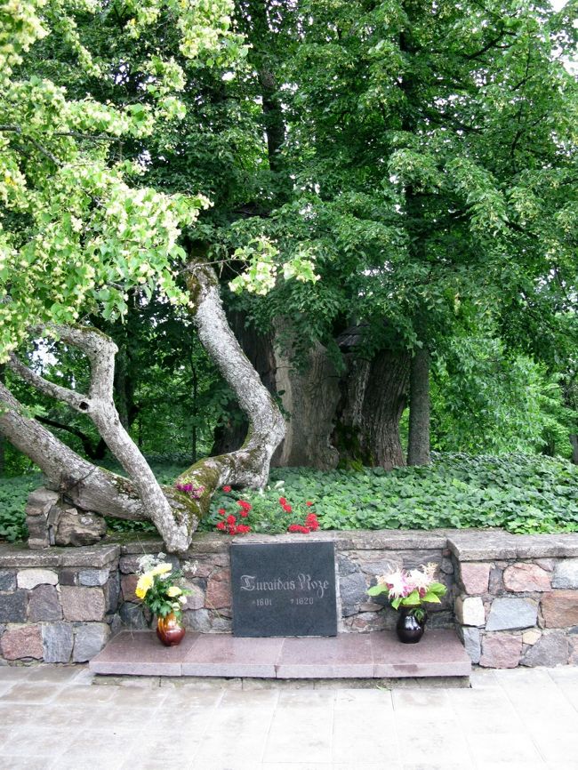 Turaida城全体が博物館保護区になっていて，入口の門で入場料．3Lｓ（これもガイドには2Ls)．これは1601-1620年に生きたTuraidas Roze（Turaidaのバラ）といわれた美女の墓．恋人への愛をつらぬいて死を選んだとのこと．