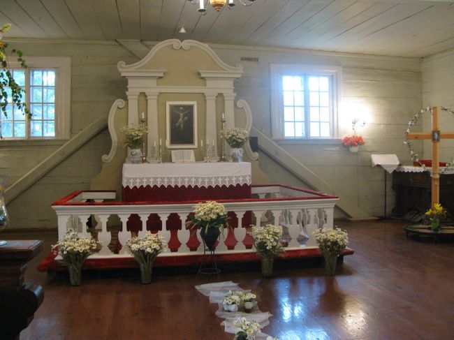 なかには祭壇まで花に飾られた新婚の男女の靴が並ぶ．華やいだ雰囲気．いわれはわからなかった．