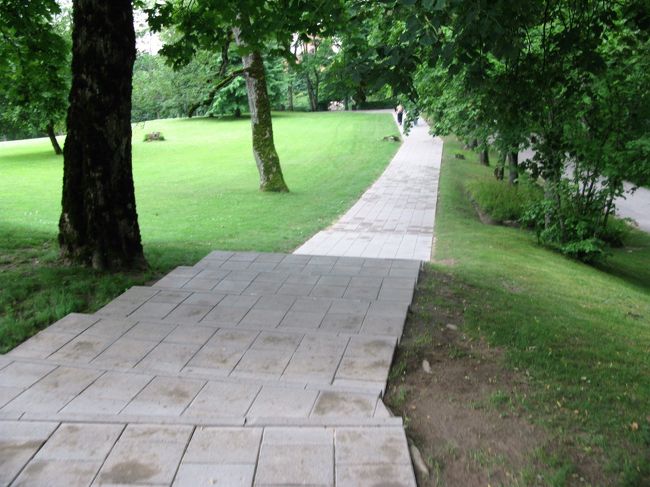 全体が森に包まれた公園になっている．雨が降りそうだが空気がきれいですがすがしい．入口から城まで600ｍくらい．