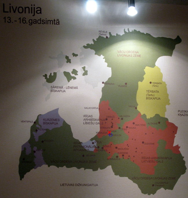 なんと13-15世紀には，TuraidaとSiguldaは２つの勢力の最前線であった．青丸をつけたほうが騎士団領（Suiglda)赤い×が僧正領（Turaida)．城も多いわけだ．