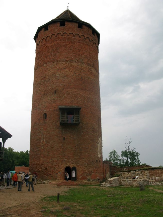塔の前で日本人観光客のツアーに会う．ラトビアではリガ旧市内とここで２組のツアーにあったのみ．年配の方がほとんど．個人旅行客はリガ新市内で子供２人をつれたご夫婦をみたのみ．