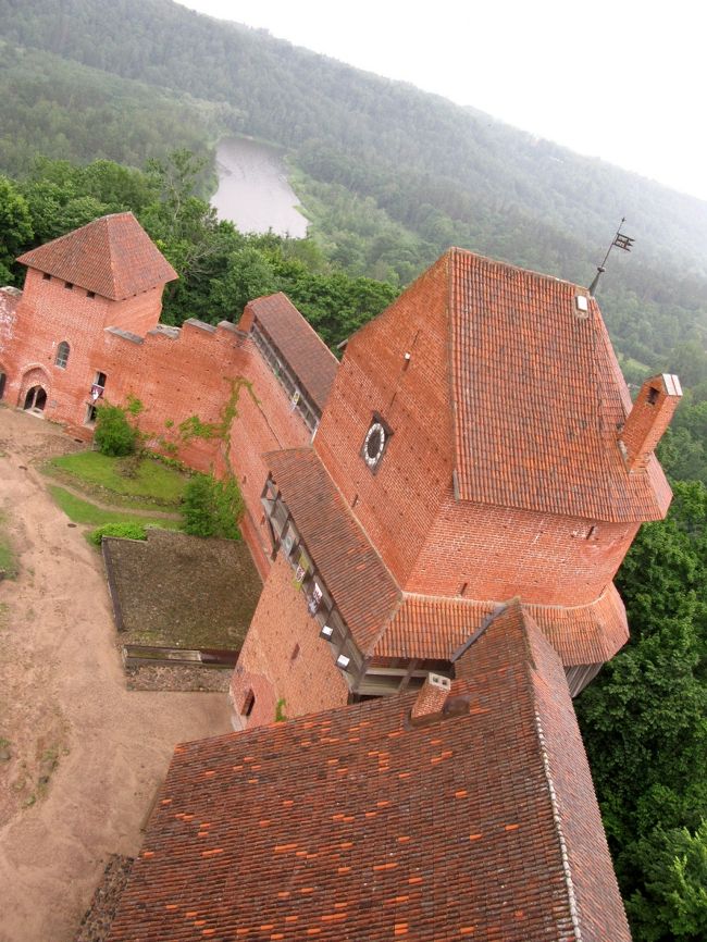 塔に昇る．雨が時々降ってくる．実は私は傘を持っていない．バルト三国は天気が変わりやすいので持つべきと地球の歩き方に書いてあったが，まあフィンランドと同じだろうとおもって持ってこなかった．今朝の地元のテレビニュースでは曇り時々雨，一時晴間ということだったが，強く降るために傘が必要といっていたが，その通りになったらどうしよう．自分の無策を反省する．