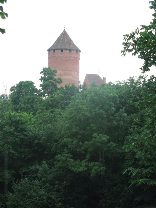 城から出て博物館保護区を散策する．ツアー客が多い．ドイツ語を話す一団と，フランス語を話す一団．<br />トイレは0.20Ls.保護区は森の公園のようでとても気持ち良かった．一回雨が強くなり１５分ほど木陰の下で雨宿り．