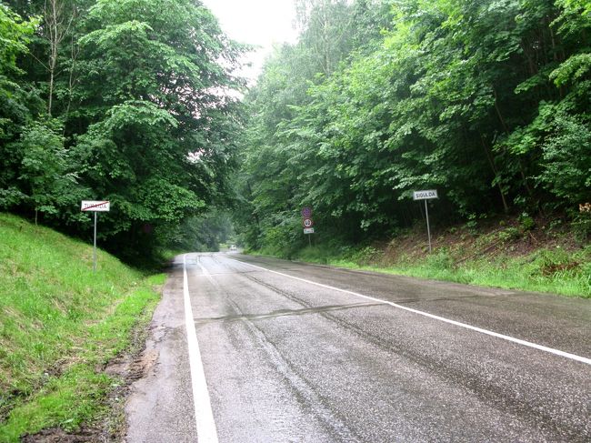 それでもSiguldaまで6ｋｍほど歩かねばならない．タクシー読んでも面白くない！！保護区に１時間２０分ほどいて，１１４０分ごろ出発．まず道路沿いに歩く．TuraidaとSiguldaの現在の境．途中山に入る道があったが，雨ですべりやすくなっており２分くらい登って断念．