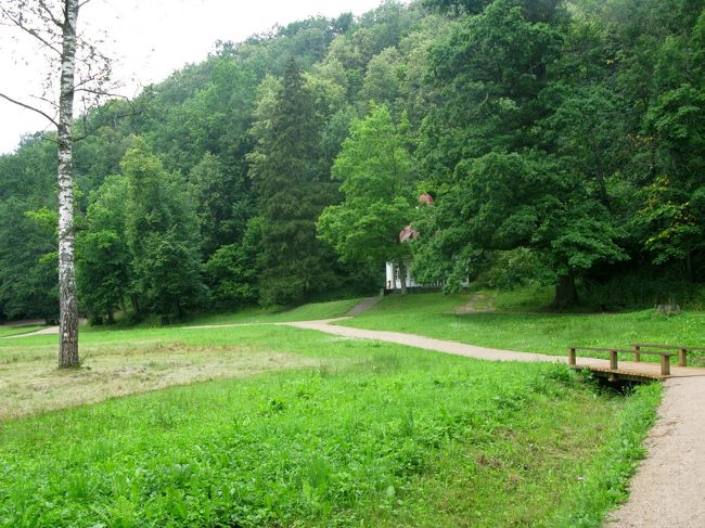 ２０分ほど歩いて洞穴への側道にはいる．３分で洞穴．