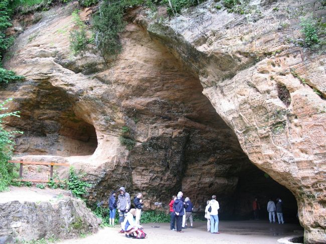 Gutmana（グートゥマニャ）洞穴．湧水がある高さ9ｍ，深さ14ｍの小さな洞穴．壁面は落書きでびっしり．