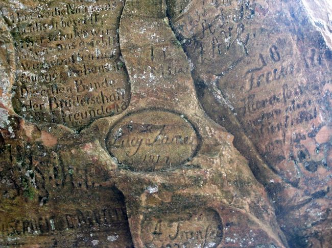 １６世紀の落書きがあるというが，私が発見できたのは１９世紀初頭のもの．ここでフィンランド語を話す家族づれに会い，写真をとってもらう．Vantaaからの観光客．