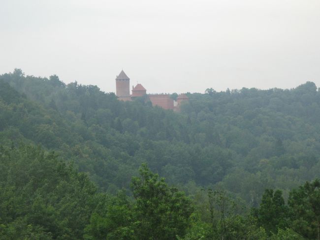 切符は添乗している係員から直接買った．わたしだけかっていた．「ワンウェイか」ときかれ「Ja]とこたえる．<br />ロープウェイからもTraida城がみえる．