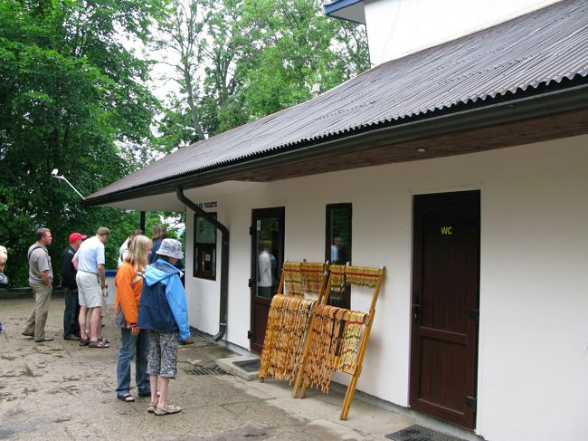 Sigulda側のロープウェイ駅．前が駐車場になりほとんどの人が往復券で行くようだ．こちらには切符売り場がある．