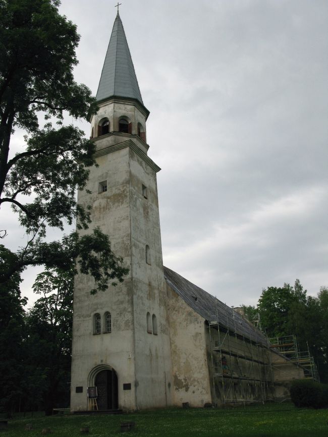 Sigulda教会．壁面を修理していた．