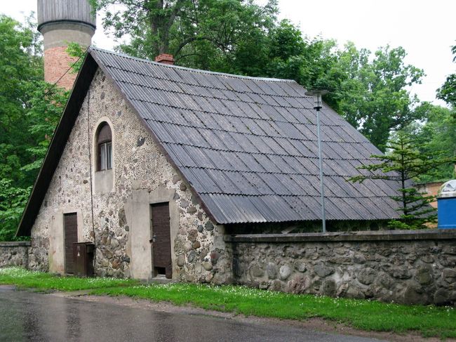 ニューキャッスルと呼ばれる建物のわきを通り，Sigulda城址へ