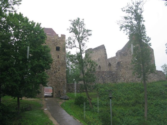 テントからの城址．雨は強く，１４時２０分まで雨宿りを余儀なくされる．写真はSigulda城址．1207年創建．16世紀の大北方戦争で完全に破壊．