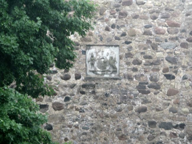 騎士団の城の特徴である紋章の石板