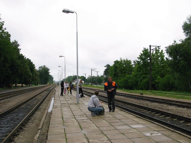 低いホームだ．向こう側の市内への通り道になっており時々人が線路を渡っていく．