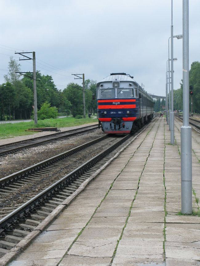 列車が来た．ほぼ定刻．ディーゼルカー．
