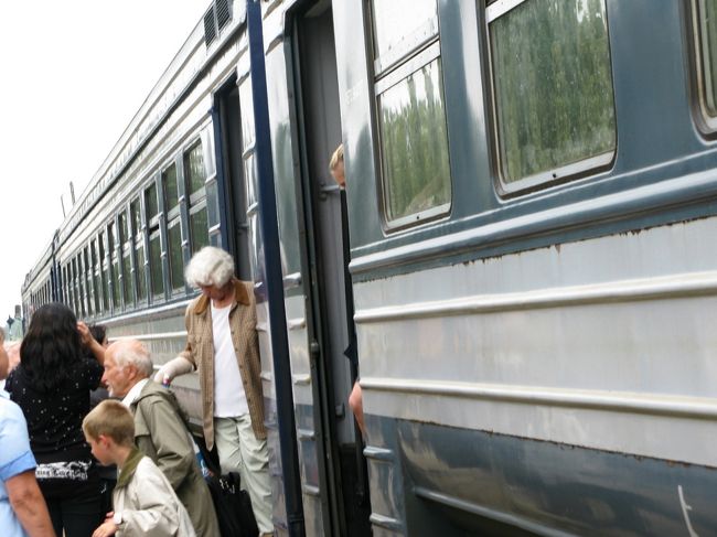 乗るのが急な階段で大変．お年寄りは大変だ．