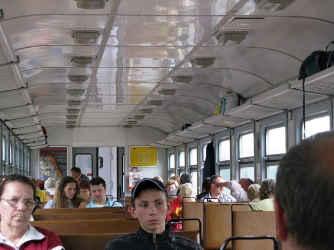 さすが1524ｍｍの広軌なので車内は広い．3人掛けのイス二つ．なお必ず1-2両にひとり検札員が乗っていて，乗るとすぐに来て，検印を押す．絶対キセルできない！しかし検察員がすぐそばにいるのでひとりで乗っていても安心感がある．