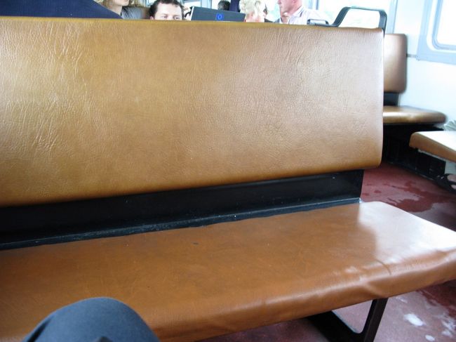 座席はベンチ見たい．Cesisの先のValmieraまでは1日5往復，すべてローカル，さらに先のValgaまではわずか3往復．2等のみ．Valgaは町がエストニアと2分された有名な町だ．明日行こうか少し考えたが同じ線に乗るのも能がない．