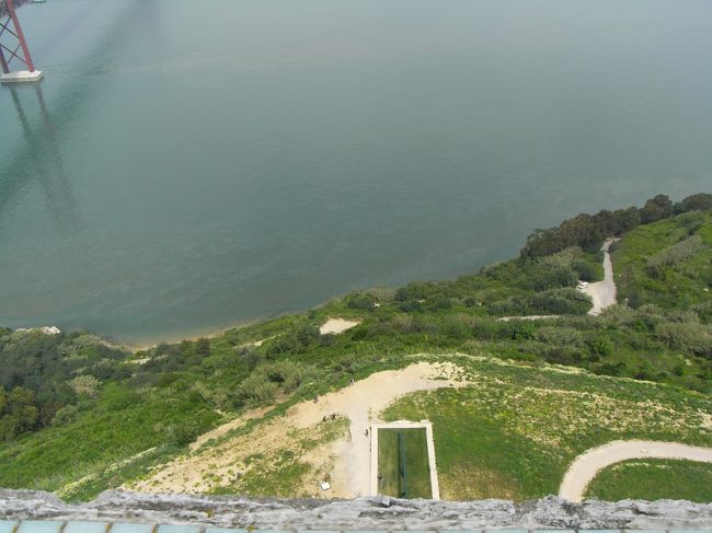 クリスト＝レイ像は、<br />テージョ川沿いの崖の上に建っているので、<br />下をのぞくと足がすくみます。