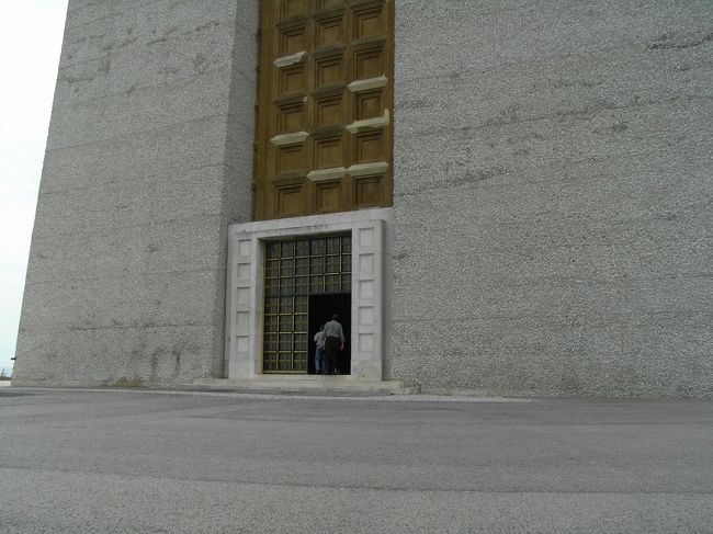 エレベータで、キリスト像の足元まで上がることができます。<br />展望台になっています。