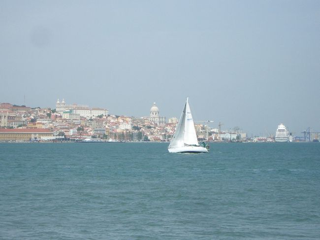 対岸にリスボンの街が見渡せます。