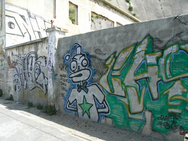 リスボン同様、落書きが多いです。