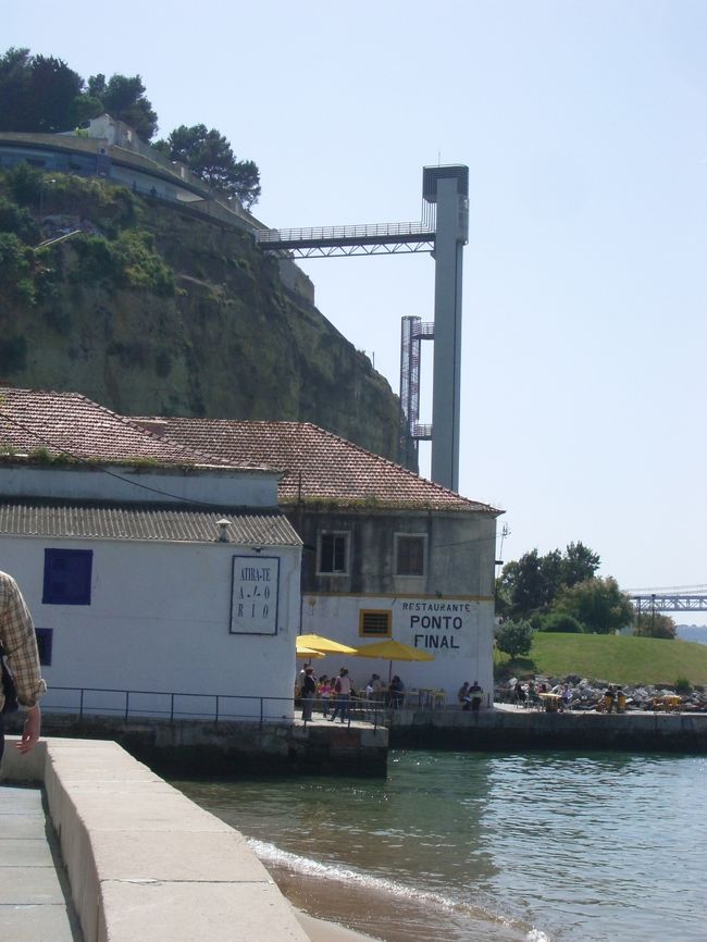 ずっと歩いていくとレストランがありました。<br />とてもいい感じのお店です。<br /><br />その裏手にはエレベータが。<br />崖の上からエレベータで降りれるようになっていました。